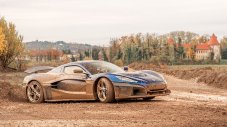 Rimac Nevera се забавлява офроуд, преди да бъде унищожена