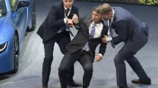 Шефът на BMW припадна на пресконференция