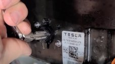 Tesla поиска 16 000 долара за ремонт, който другаде излезе 700