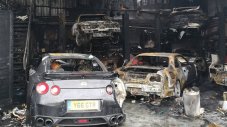 Пожар унищожи супер автомобили в Англия