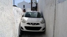 Nissan&nbsp;Micra&nbsp;заседна в тясна уличка на гръцки остров