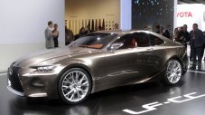 Lexus IS остава без две врати