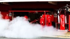 Защо моторите на Ferrari във Формула 1 започнаха да пушат повече?