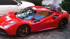 Деца превърнаха Ferrari за 530 000 долара в пързалка