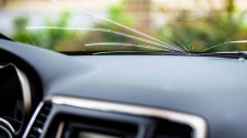 Защо всеки шофьор трябва да знае дебелината на предното стъкло на колата си