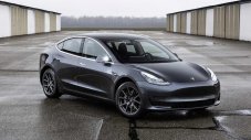 Американец подкара дистанционно своята Tesla, оказала се в Беларус