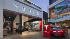 Tesla ще продава коли само в интернет
