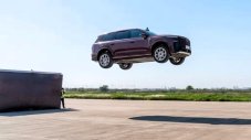 Брутален тест: 3-тонен SUV беше изстрелян със 100 км/ч