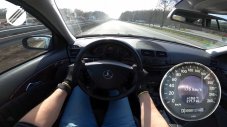 На какво е способeн 18-годишен Mercedes-Benz E220 на магистрала?