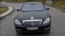 Как се справя стар Mercedes-Benz S-Class с V12 на пътя?