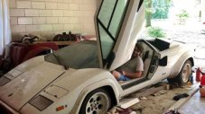 Да намериш изоставено Lamborghini Countach в гаража на баба си