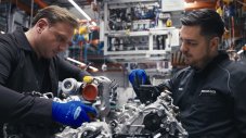 Клиенти сглобяват сами двигателя на своя Mercedes-AMG