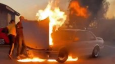 Вижте как перфектно BMW E30 избухва в пламъци