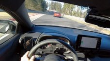 Toyota GR Yaris преследва BMW M2 на "Нюрбургринг"