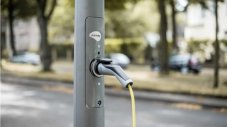 Уличните лампи решават проблема със зареждането на електромобили в града
