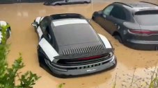Чиста болка: Десетки чисто нови Porsche бяха удавени 