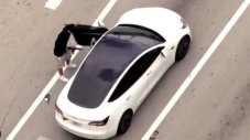 Въоръжен крадец отмъкна Tesla при гонка с полицията