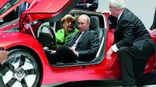 Путин и Меркел разгледаха VW XL1