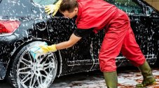 Защо е вредно честото миене на автомобила през лятото