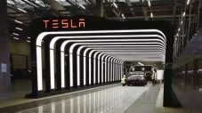 Tesla губи милиарди заради новите фабрики, оплаква се Мъск