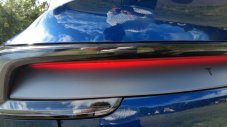 Защо задните светлини на Tesla изглеждат дефектни