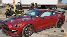 Пожарникари унищожиха Mustang GT500 на тренировка 