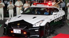 Подарък Nissan GT-R за полицията (ВИДЕО)