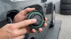 Защо малкият отвор на капачката на резервоара е от ключово значение