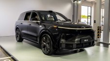 Китайци показаха хибриден SUV с 47 екрана и 24 сензора