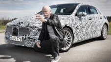 Шефът на Daimler позира пред новия Mercedes-Benz A-Class