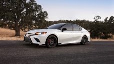 Toyota ще предложи и спортен седан