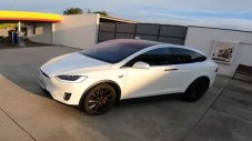 Tesla Model X P100D не успя да хване BMW M6 на магистрала