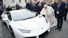 Lamborghini-то на папата бе продадено за 715 00 евро