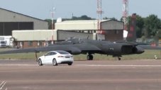 Има ли място за Tesla Model S във военната авиация? (ВИДЕО)