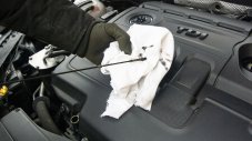 Защо вече не ни позволяват да проверяваме сами маслото