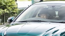 На 91 години английската кралица кара кола