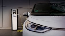 Volkswagen удвоява броя на зарядните си станции