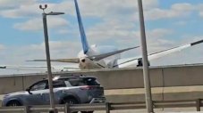 Пътнически Boeing удари камион и джип на магистрала