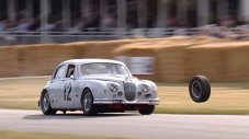 Вижте как стар Jaguar едва не почерни Фестивала на скоростта