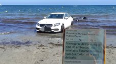 Mercedes-Benz E-Class отиде да плува при опит да изтегли лодка