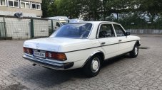 Знаехте ли, че има Mercedes W123 с въздушна възглавница за водача?