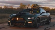Ford Mustang счупи рекорд с коледна елха на покрива