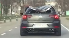И така става &ndash; VW Golf R със смазан покрив се движи в трафика