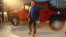 Арнолд Шварценегер получи първия електрически Hummer