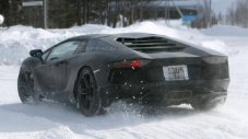 Покривът на открития Lamborghini Aventador LP700-4 ще се сваля на ръка