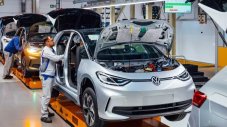 Срив в мрежата спря за часове производството на VW Group