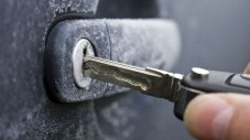 Как да размразим ключалката на колата през зимата