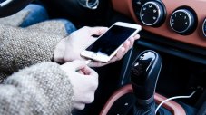 Как правилно да зареждате телефона си в колата