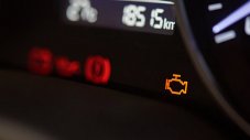Защо появата на Check Engine невинаги е повод за паника?