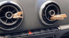 Защо някои шофьори прикрепят щипка за пране към въздуховода?